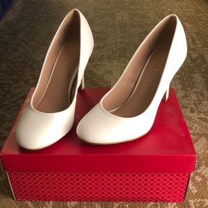 White Kelly & Katie heels size 8